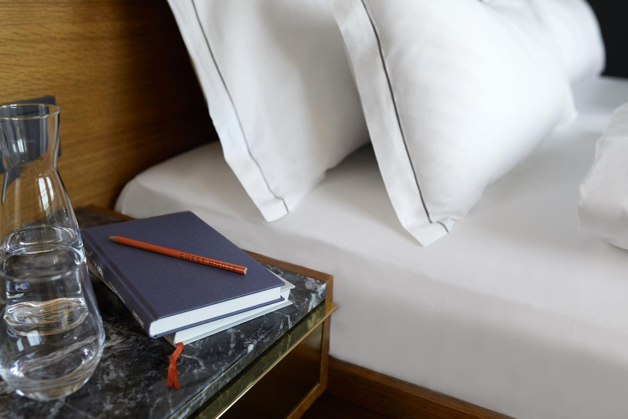 The Guesthouse Wien Eksteriør bilde A guest room at the Mandarin Oriental, Paris