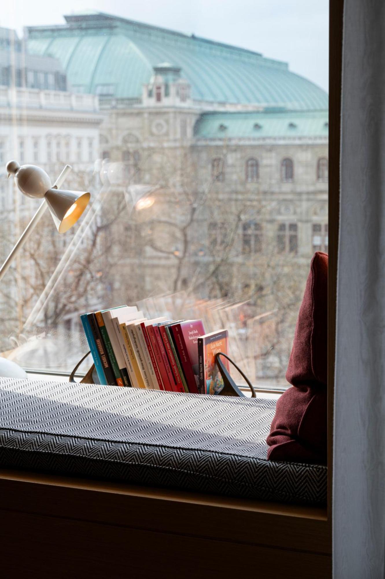 The Guesthouse Wien Eksteriør bilde Books on a windowsill