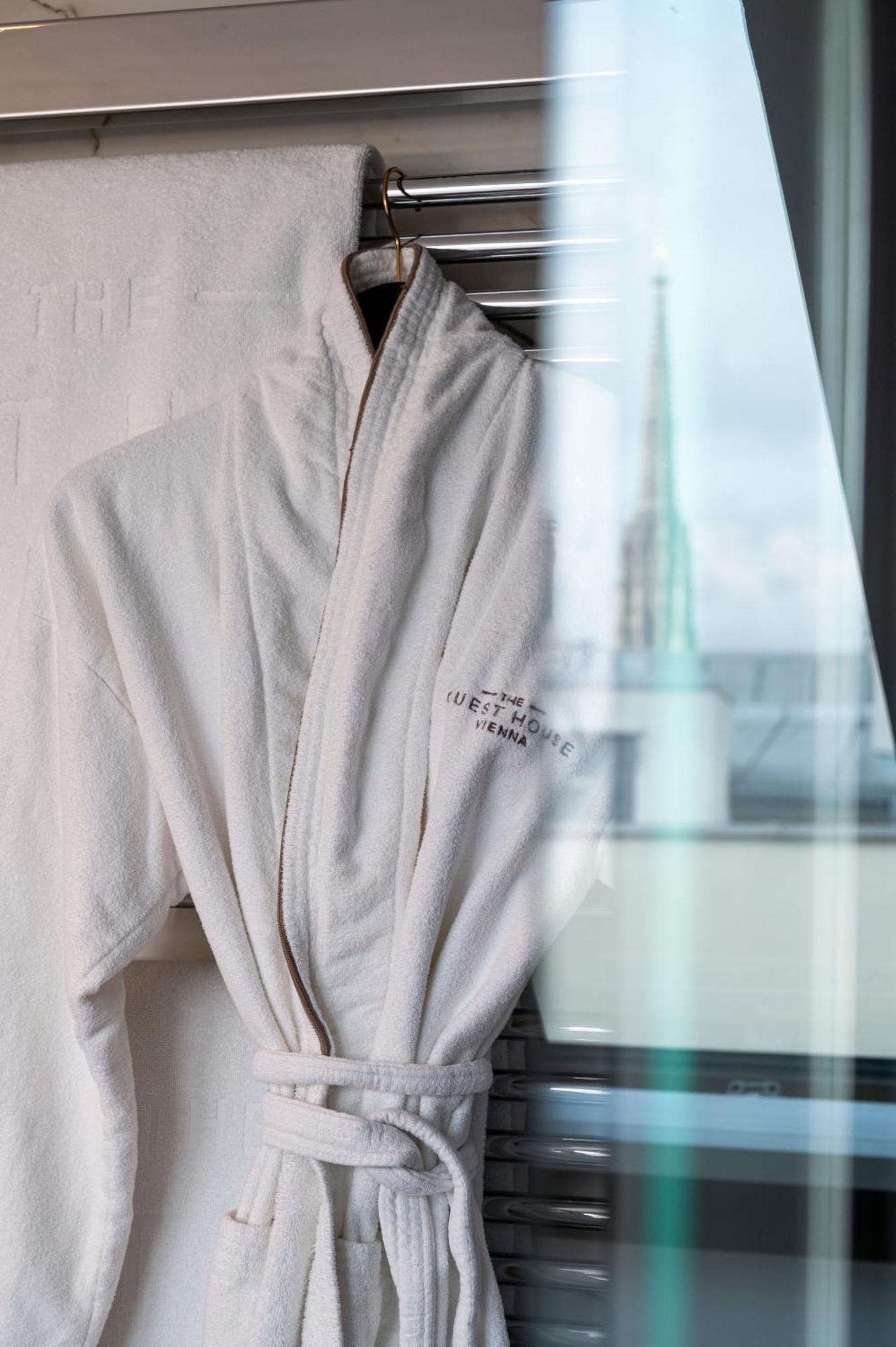 The Guesthouse Wien Eksteriør bilde A bathrobe