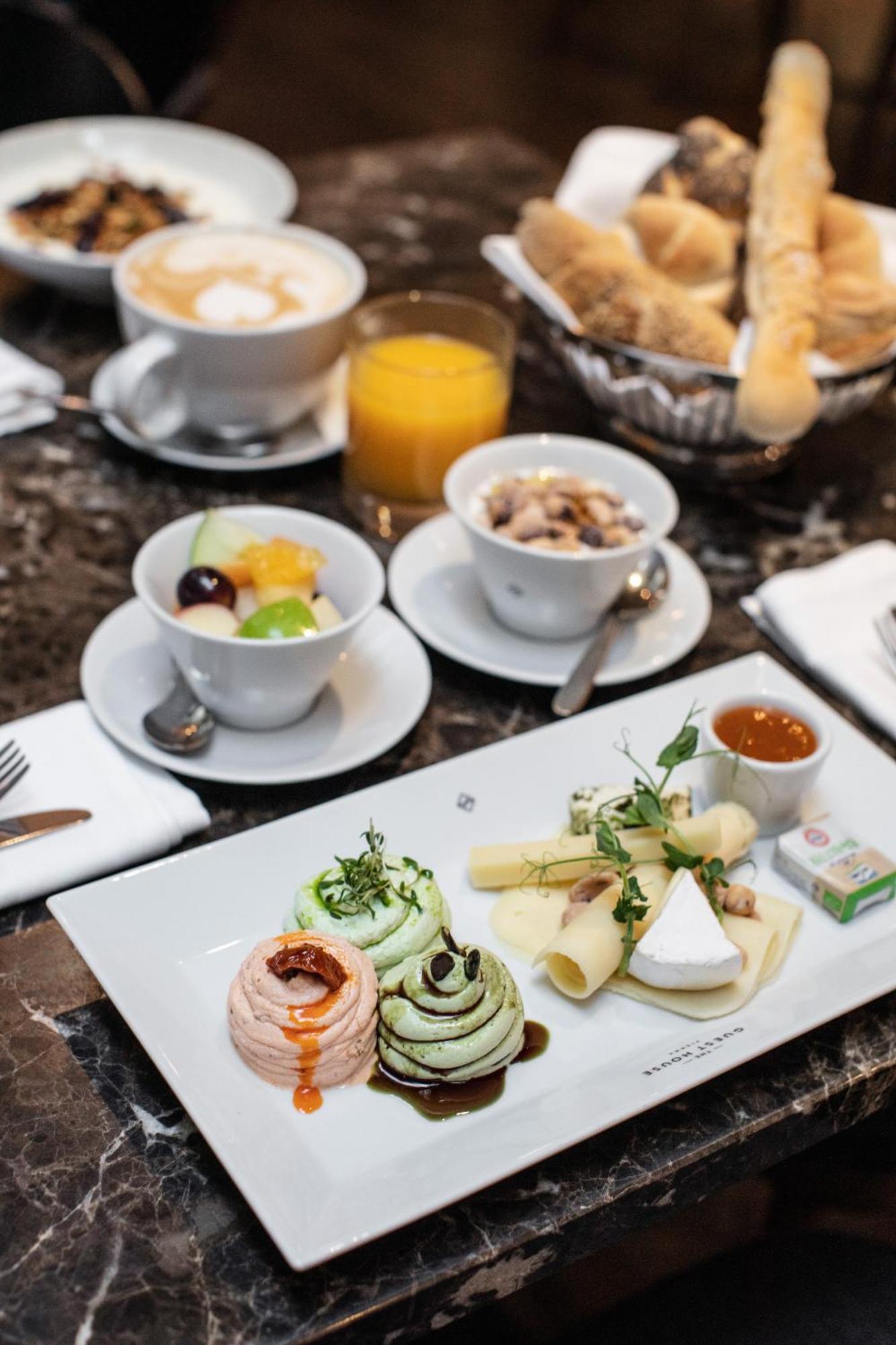 The Guesthouse Wien Eksteriør bilde A light breakfast