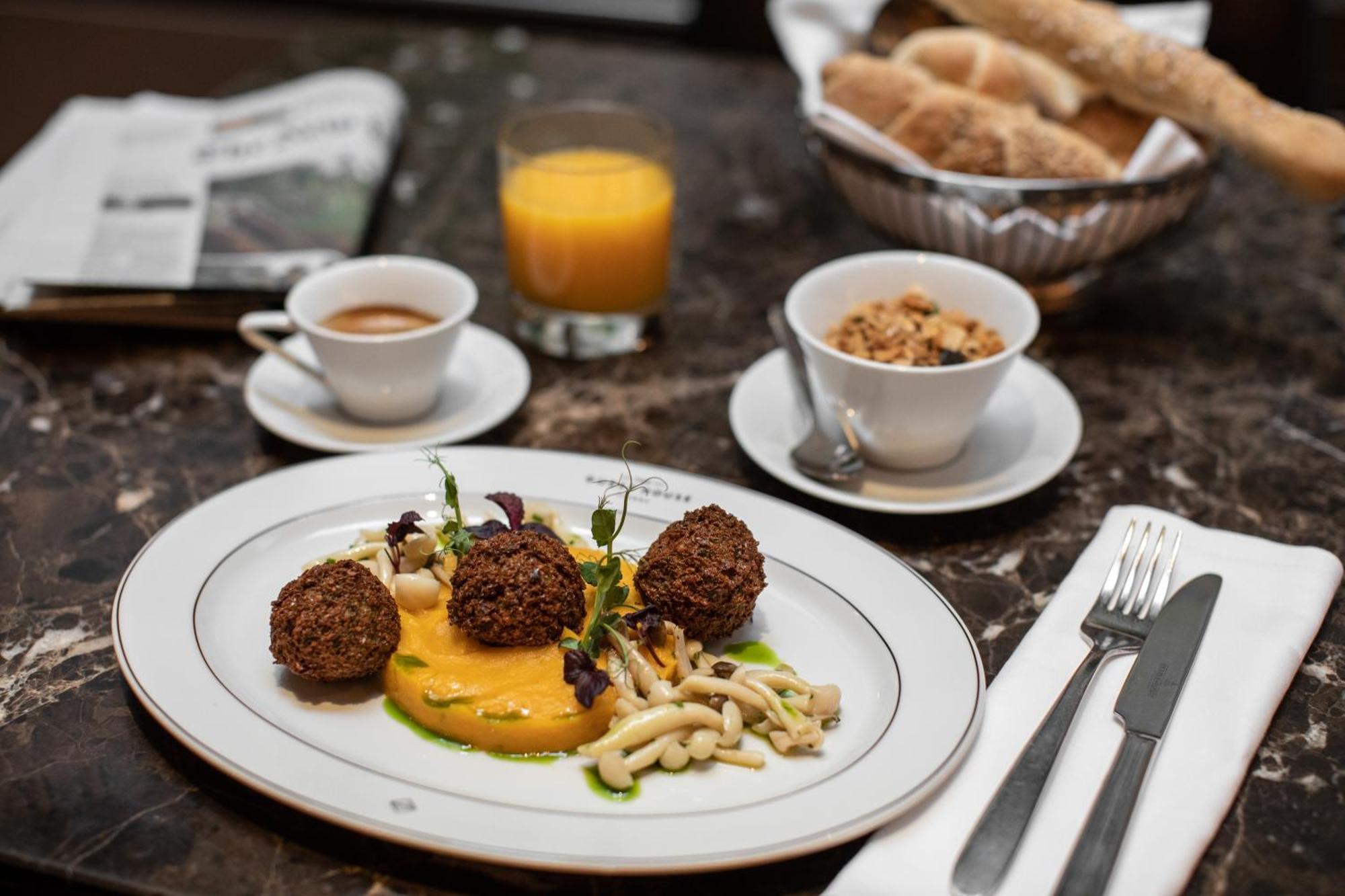 The Guesthouse Wien Eksteriør bilde A breakfast at the restaurant