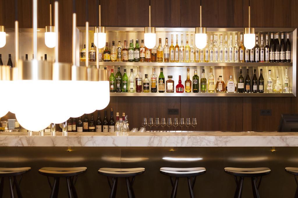 The Guesthouse Wien Eksteriør bilde The bar at the Concourse